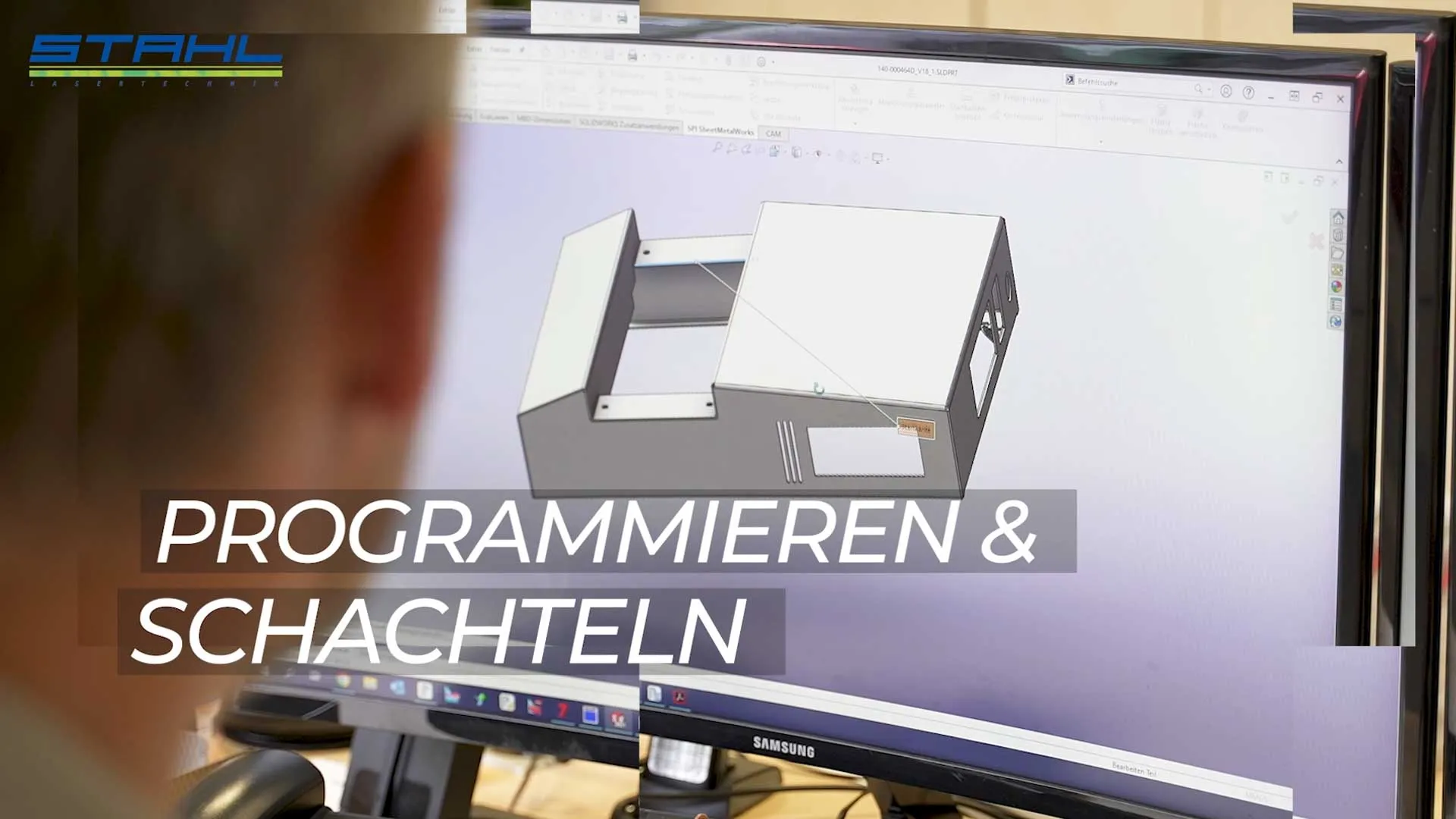 Screenshot aus dem Imagefilm der STAHL GmbH – Mitarbeiter programmiert ein Bauteil per CAD-Software. Fokus auf industrielle Fertigung, Digitalisierung und Schachtelung. Regionale Sichtbarkeit für Schwandorf, Amberg, Amberg-Sulzbach, Burglengenfeld, Regensburg und ganz Bayern.
