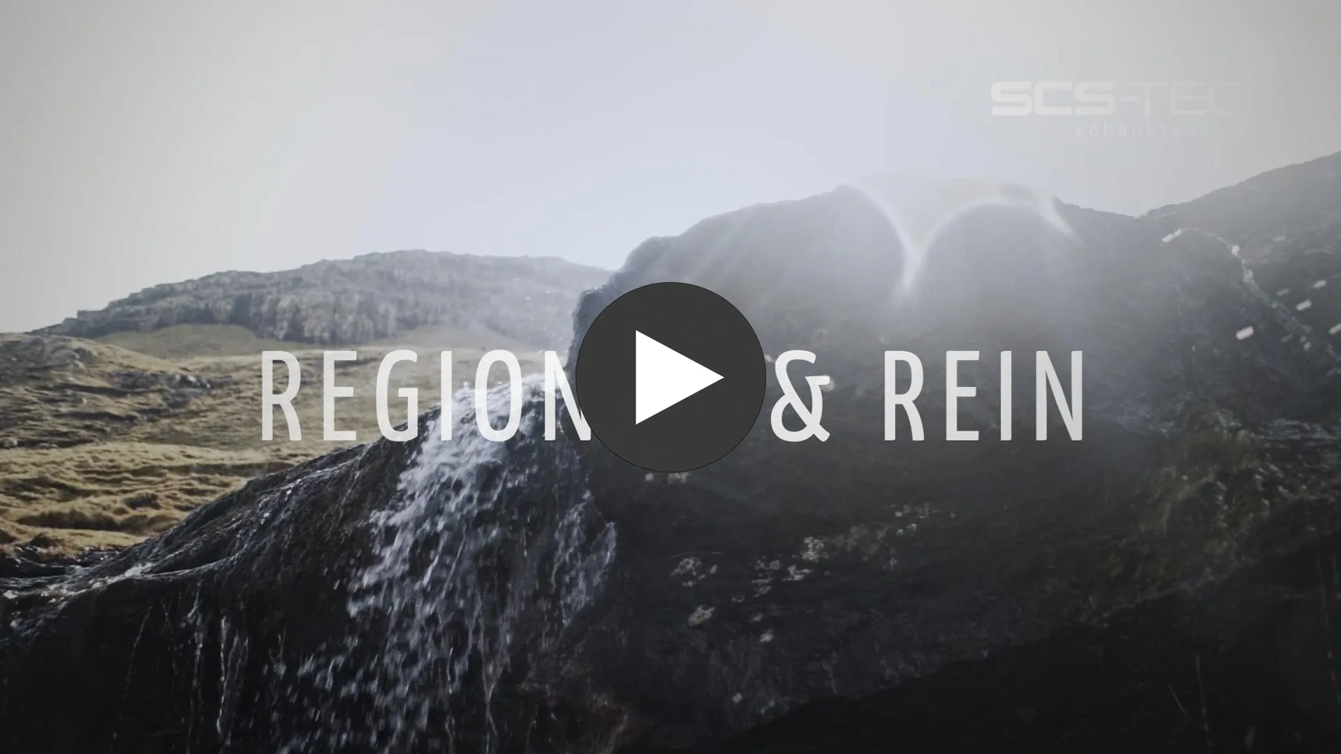 Screenshot aus dem Imagefilm für SCS-TEC Schanktechnik mit Fokus auf Regionalität und Reinheit. Stimmungsvolle Naturaufnahme mit fließendem Wasser, unterlegt mit Claim „Region & Rein“. Produziert von David Schmidt Medien – für Unternehmen aus Schwandorf, Amberg, Amberg-Sulzbach, Burglengenfeld und Regensburg.