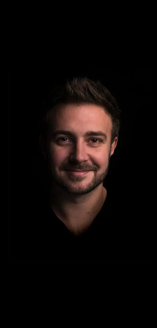 David Schmidt – Mediengestalter, Webdesigner & Markenstratege aus Schwandorf – persönliches Porträtfoto für die Über-mich-Seite von davidschmidt-medien.de